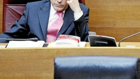 El portavoz socialista en Les Corts, Ángel Luna, durante una sesión la