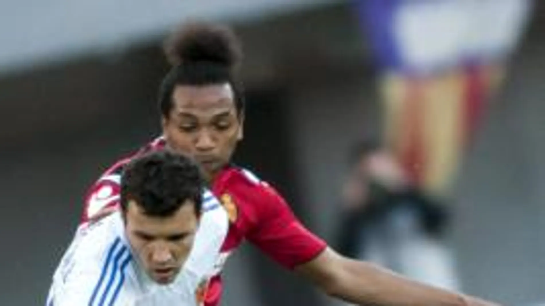 El delantero del RCD Mallorca, Emilio Nsue, se disputa el balón con el centrocampista argentino del Real Zaragoza, Nicolás Bertolo