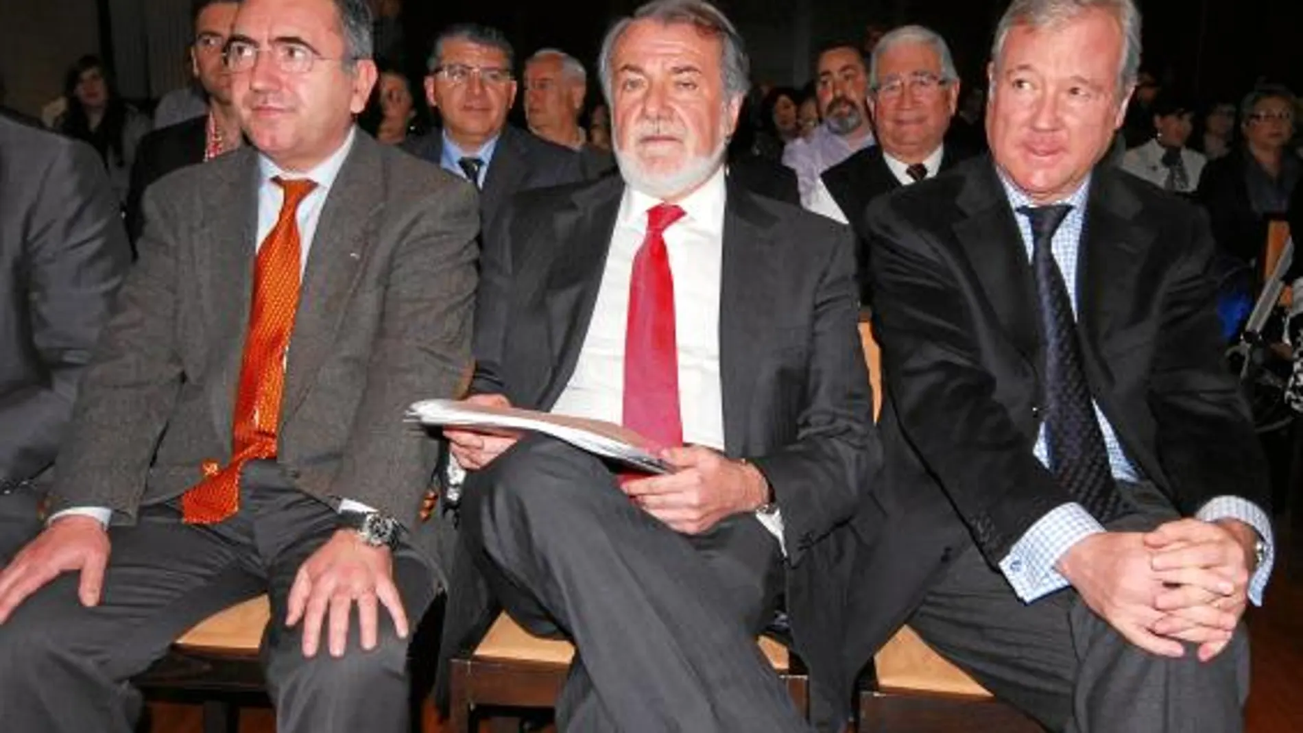Manuel Campos, Jaime Mayor Oreja y Ramón Luis Valcárcel, antes de la conferencia del ex ministro de Interior