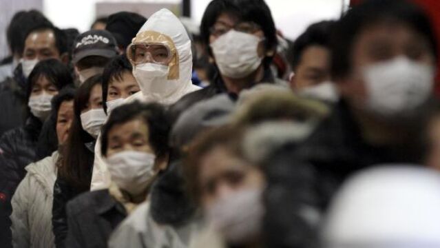 Residentes de zonas próximas a Fukushima hacen cola para pasar el control de radiactividad