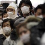 Residentes de zonas próximas a Fukushima hacen cola para pasar el control de radiactividad