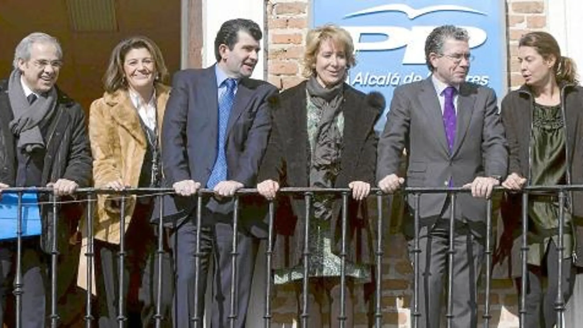 Aguirre salió ayer al balcón de la sede del PP de Alcalá de Henares junto a los miembros de su comité y el actual alcalde, que repetirá como candidato