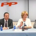 Aguirre acudió ayer a la Asamblea y mantuvo una reunión con todos los 71 diputados electos del PP. En la imagen, los nuevos cargos parlamentarios que hoy tomarán posesión