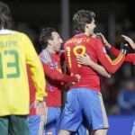 Cazorla, Llorente y Xabi Alonso celebran el afortunado gol de Xavi, el 0-1