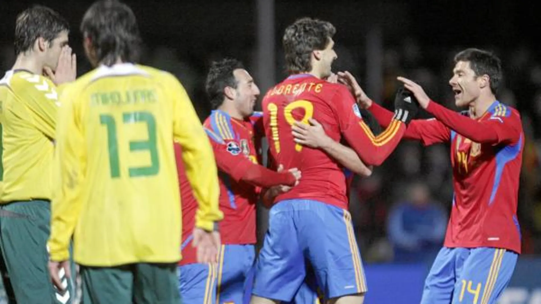 Cazorla, Llorente y Xabi Alonso celebran el afortunado gol de Xavi, el 0-1
