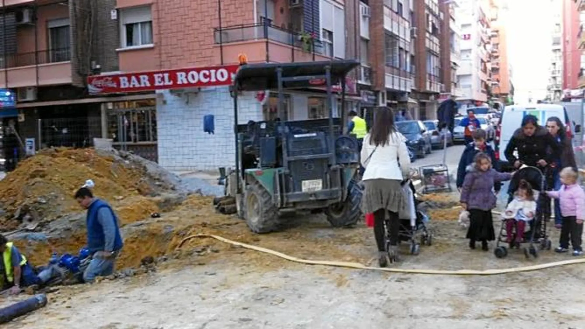 Los socialistas critican que los trabajos en la calle Fernando IV ponen «en peligro» la seguridad de los vecinos