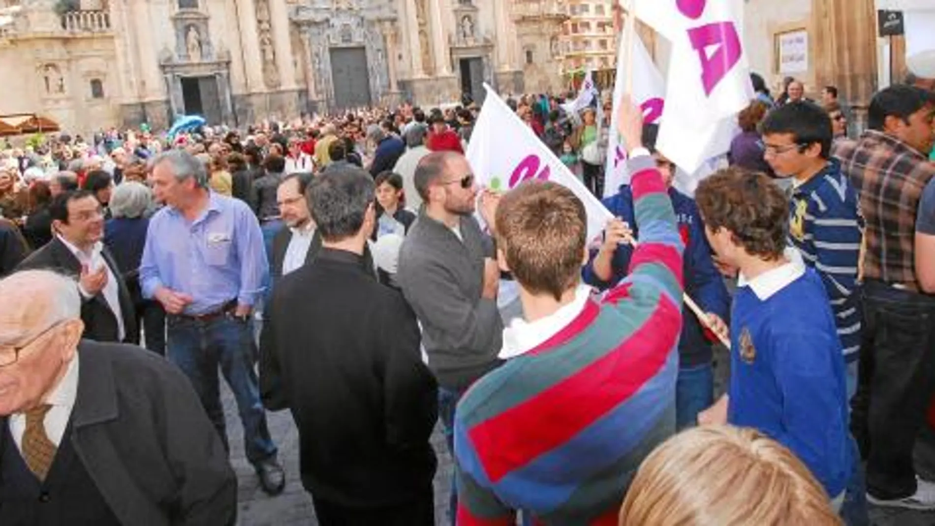 La plaza de la catedral de Murcia se convirtió en el escenario donde se defendió el «Sí a la vida» de forma unánime con la participación de personas de todas las edades