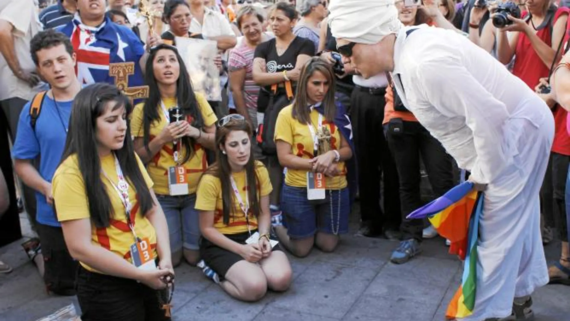 Un activista gay increpa a participantes en la JMJ, el 19 de agosto