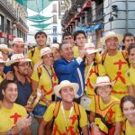 El alcalde posa con jóvenes sevillanos que lucen el sombreros promocionales de la campaña «Ven a Sevilla»