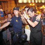En la imagen, un sacerdote que tuvo que ser escoltado por la Policía ante los ataques de los «anti-Papa»