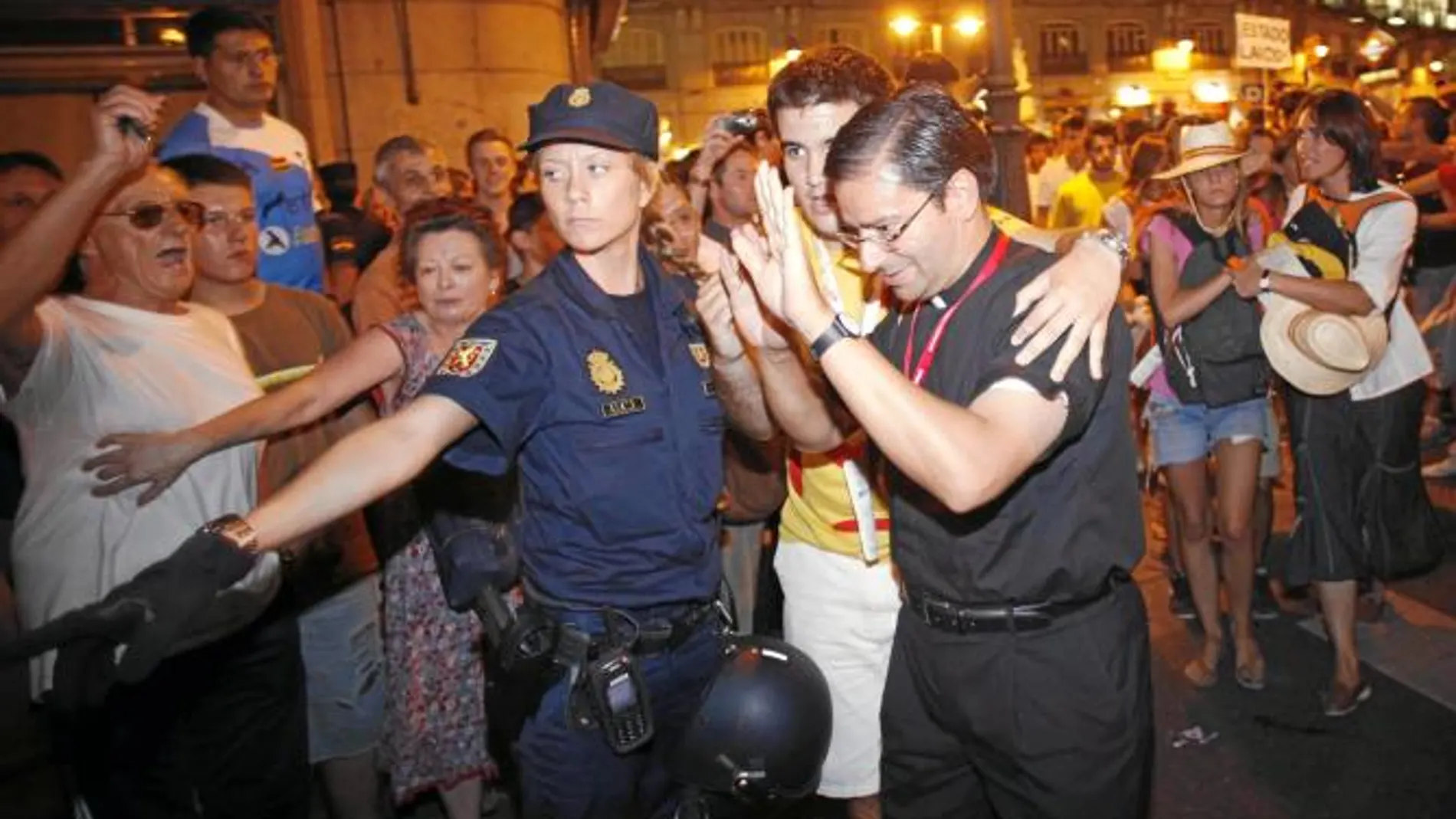 En la imagen, un sacerdote que tuvo que ser escoltado por la Policía ante los ataques de los «anti-Papa»