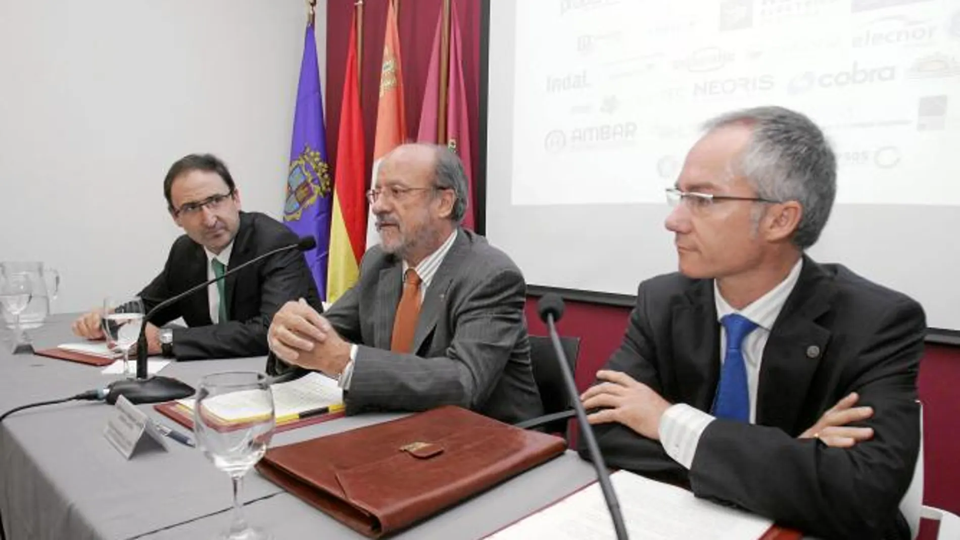 Los alcaldes Alfonso Polanco y Javier León de la Riva y el director general de Industria, Ricardo González