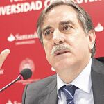 El ministro de Trabajo, Valeriano Gómez, sí respaldó ayer la subida de impuestos a los carburantes propuesta el martes por José Blanco