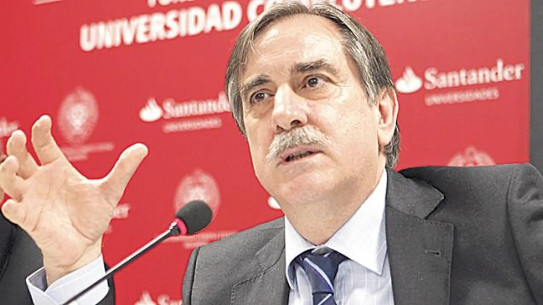 El ministro de Trabajo, Valeriano Gómez, sí respaldó ayer la subida de impuestos a los carburantes propuesta el martes por José Blanco
