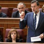Rajoy, con Sáenz de Santamaría y Mato, entre otros, ayer en el Congreso