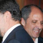 Mariano Rajoy y Francisco Camps, ayer, tras saludarse durante la convención del PP en Baleares