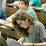 Una estudiante se enfrenta a la prueba de castellano en la facultad de Económicas de la Universitat de Barcelona