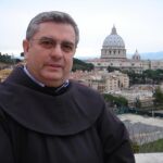 Fray José Rodríguez Carballo, nacido en un pueblo de Orense en 1953 es, desde 2003, el ministro general de los Franciscanos, una de las congregaciones más numerosas de la Iglesia católica, con 16.000 religiosos presentes en 114 países. Rodríguez ha estado