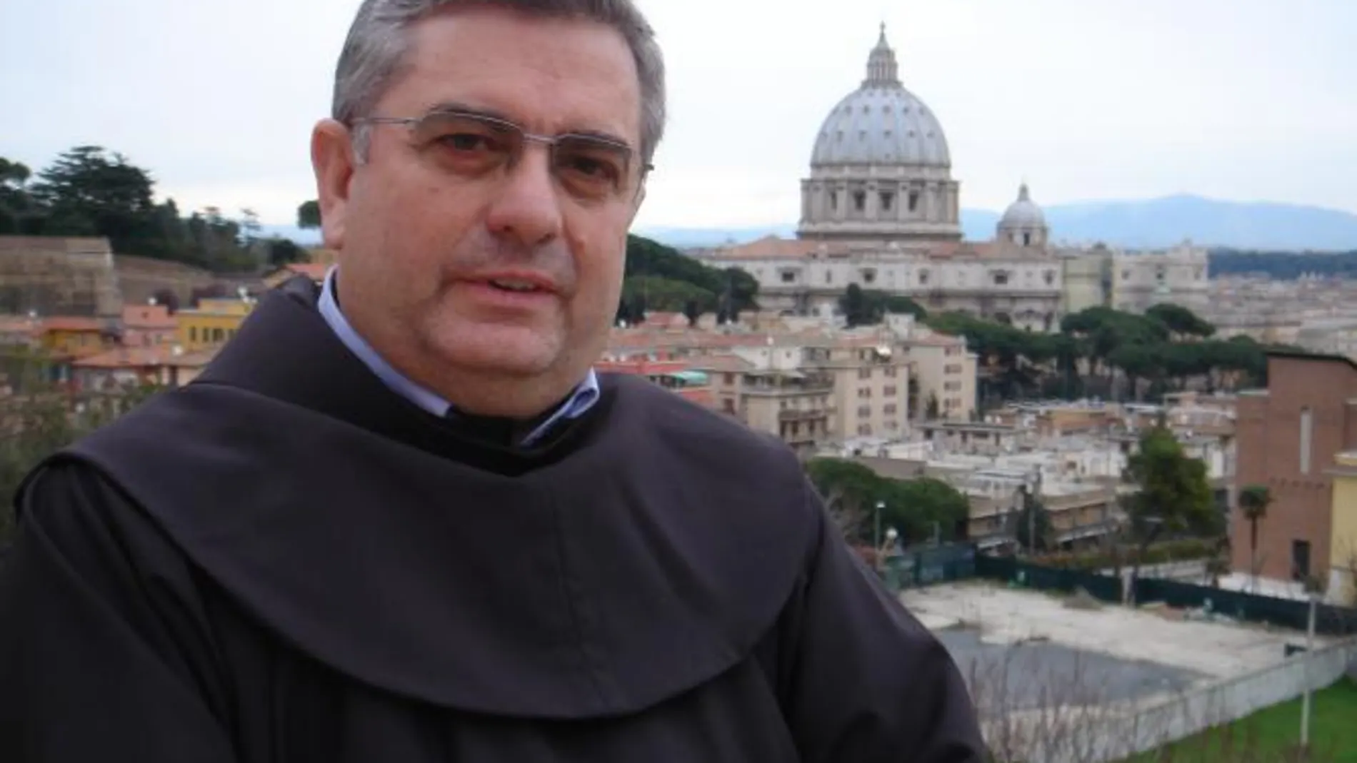 Fray José Rodríguez Carballo, nacido en un pueblo de Orense en 1953 es, desde 2003, el ministro general de los Franciscanos, una de las congregaciones más numerosas de la Iglesia católica, con 16.000 religiosos presentes en 114 países. Rodríguez ha estado