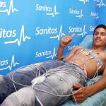 Rapahel Varane aterrizó en Barajas para someterse al reconocimiento médico y estampar su firma como nuevo jugador del Real Madrid