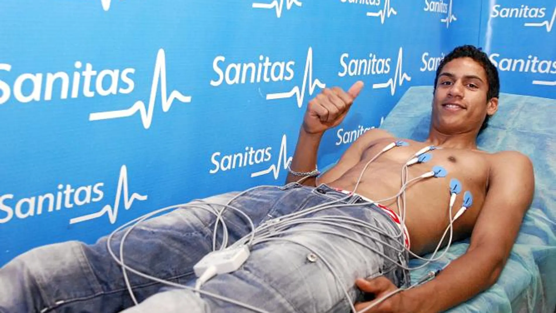 Rapahel Varane aterrizó en Barajas para someterse al reconocimiento médico y estampar su firma como nuevo jugador del Real Madrid