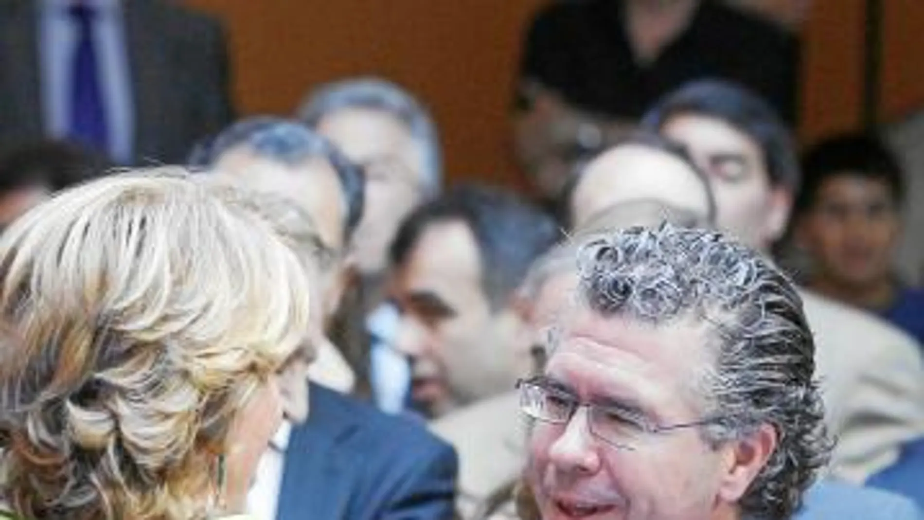 Esperanza Aguirre, junto al ex consejero de vicepresidencia el día de su toma de posesión