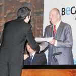 Don Juan Carlos hace entrega de una de las 116 becas que concede La Caixa para estudios de posgrado en el extranjero 2010