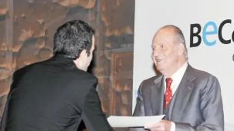 Don Juan Carlos hace entrega de una de las 116 becas que concede La Caixa para estudios de posgrado en el extranjero 2010