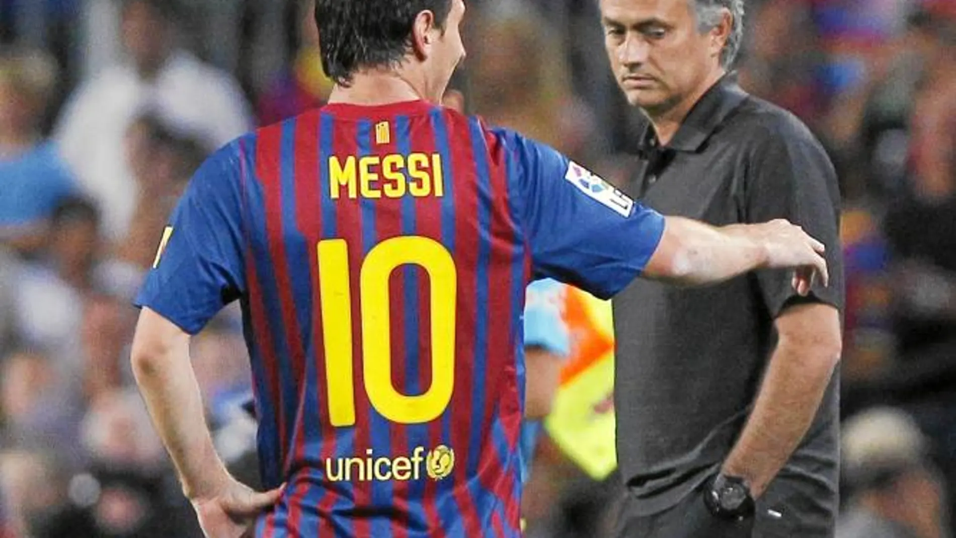 Mourinho mira con gesto poco amistoso a Messi