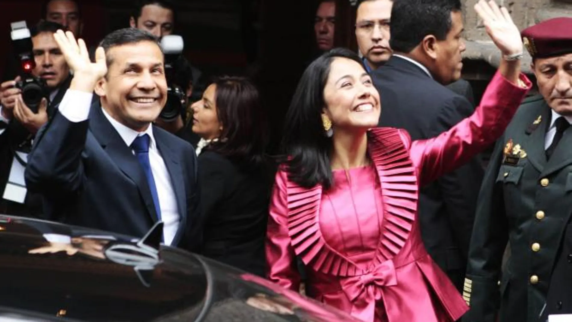 Ollanta Humala (i), y su esposa, Nadine Heredia (d), saludan a su llegada a la sede de la Cancillería en Lima, antes de ser investido como nuevo presidente