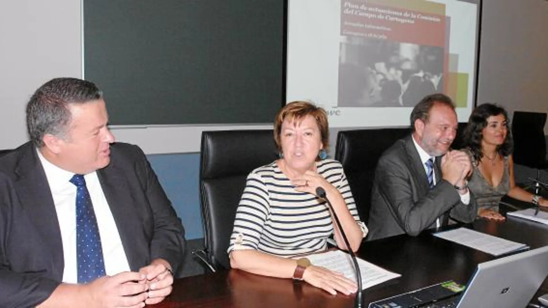 Francisco Bernabé, Pilar Barreiro, Constantino Sotoca y María Antonia Conesa, ayer durante la presentación del estudio socieconómico del Campo de Cartagena