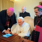 El Papa Benedicto XVI, ayer, con un i-pad en El Vaticano