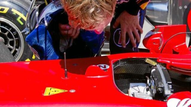 Vettel observa con detenimiento el Ferrari de Alonso
