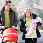 Vasel (De ucrania) y su marido no tienen papeles. Llevan cuatro años viviendo en España y hace dos meses nació su hija. Sin trabajo, ella espera ser contratada para limpiar en una casa con el fin de regularizar su situación