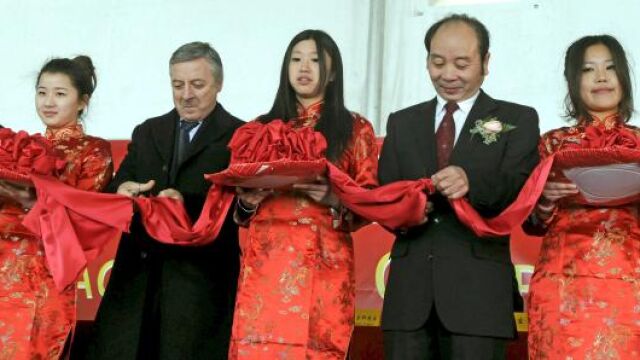 El ministro de Fomento, José Blanco (2i), que hoy inauguró el minipolígono Plaza Oriente en la localidad madrileña de Fuenlabrada, corta la cinta inaugural acompañado del director del centro, Ly Rulong.