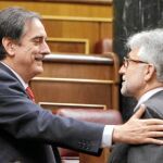 Valeriano Gómez conversa con José Sánchez Llibre, diputado de CiU en el Congreso