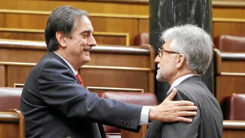 Valeriano Gómez conversa con José Sánchez Llibre, diputado de CiU en el Congreso