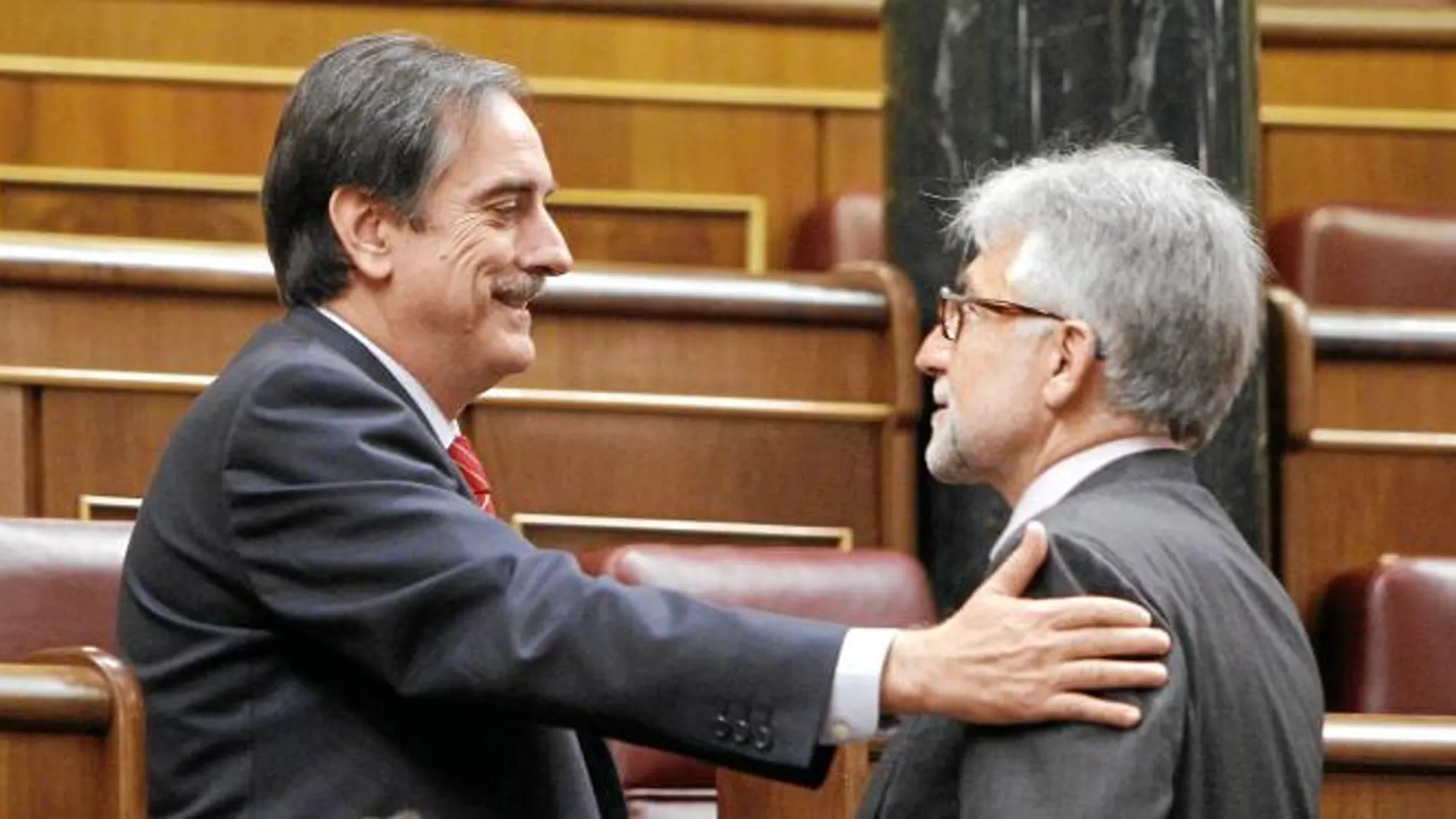Valeriano Gómez conversa con José Sánchez Llibre, diputado de CiU en el Congreso