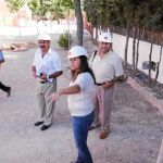 La concejala María Dolores Sánchez durante la visita a los trabajos
