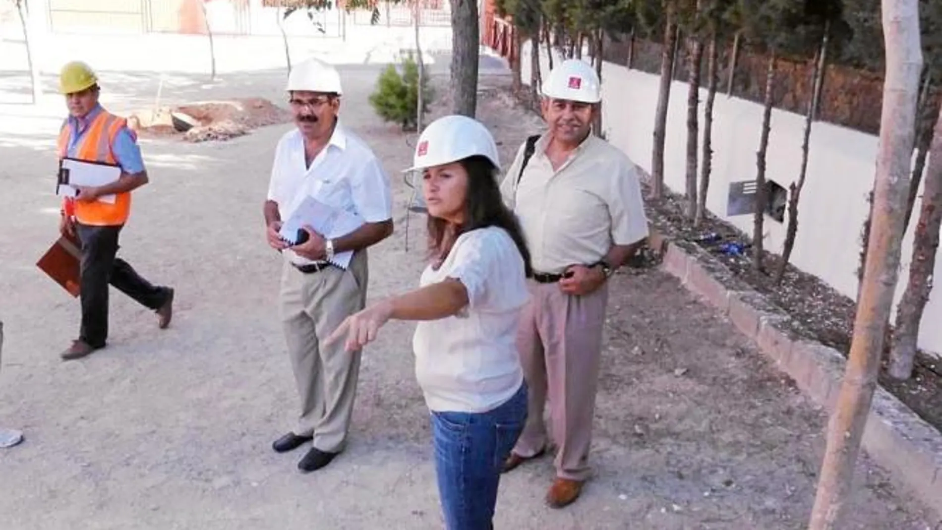 La concejala María Dolores Sánchez durante la visita a los trabajos