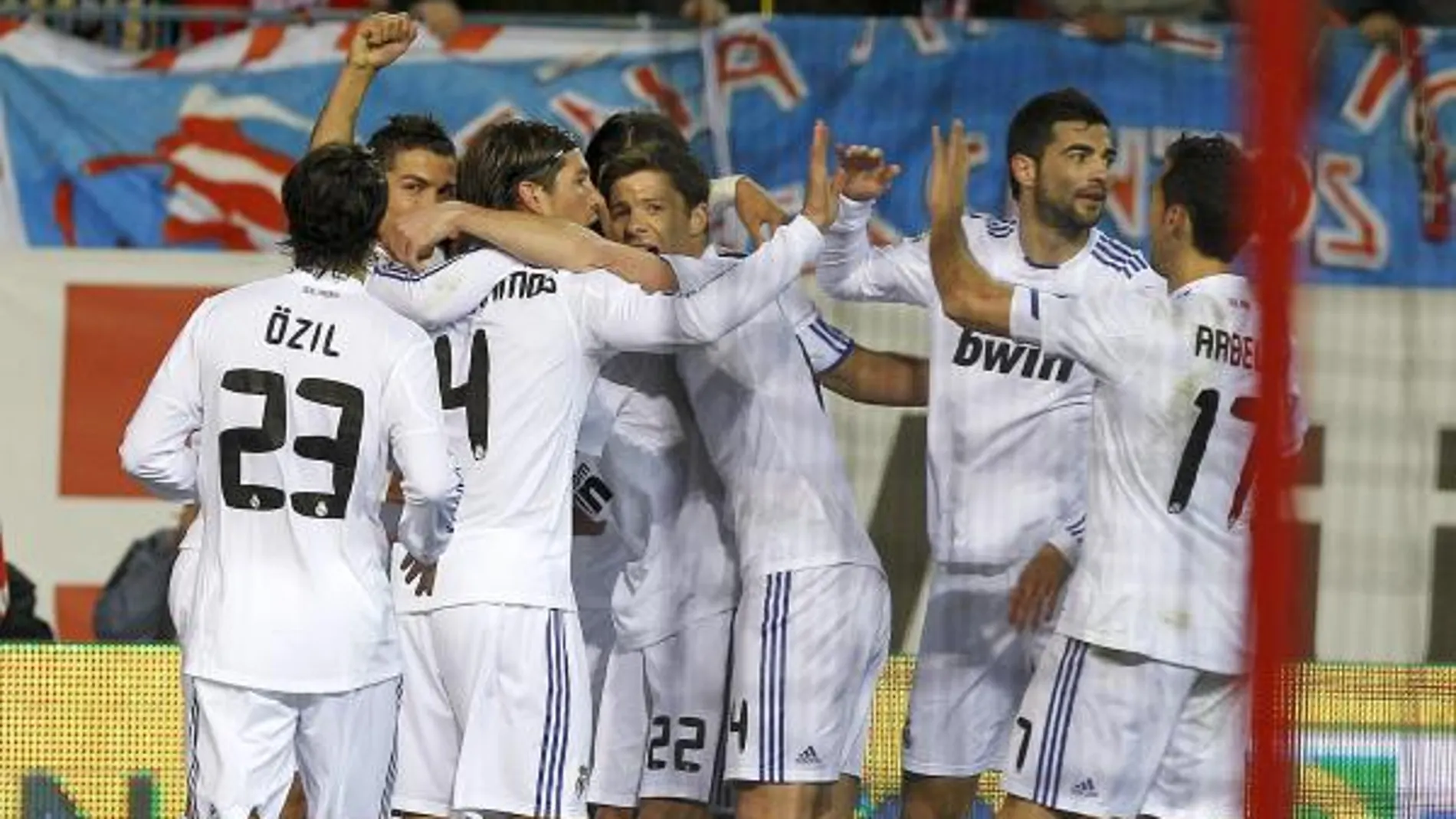 Los jugadores del Real Madrid celebran el primer gol merengue, conseguido por el portugués Cristiano Ronaldo,