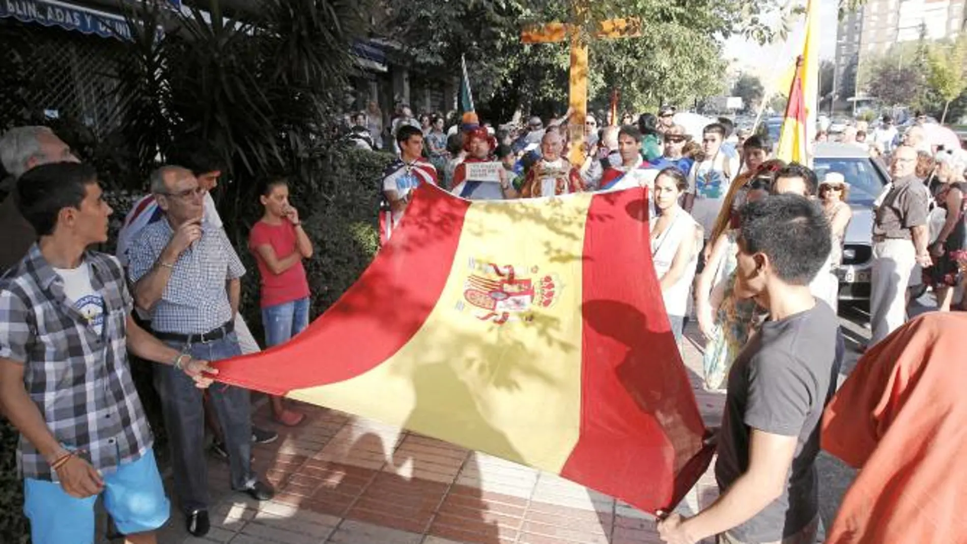 Unos 500 asistentes pasearon por Madrid con la cruz que Juan Pablo II regaló a los jóvenes