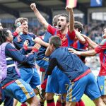 Los suplentes de España saltan al césped para felicitar a Adrián por el tanto del empate ante Bielorrusia