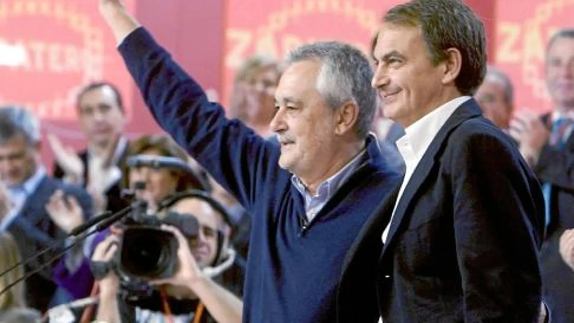 Zapatero y Griñán centraron sus discursos en críticas al PP y no hablaron sobre los ERE