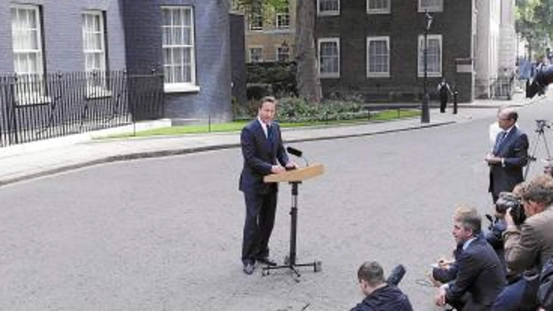 El primer ministro británico, David Cameron, compareció ayer ante los medios tras reunirse con su gabinete de criris