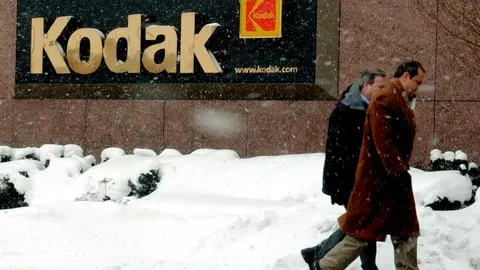 Dos hombre pasan por delante de una de las sedes de Kodak