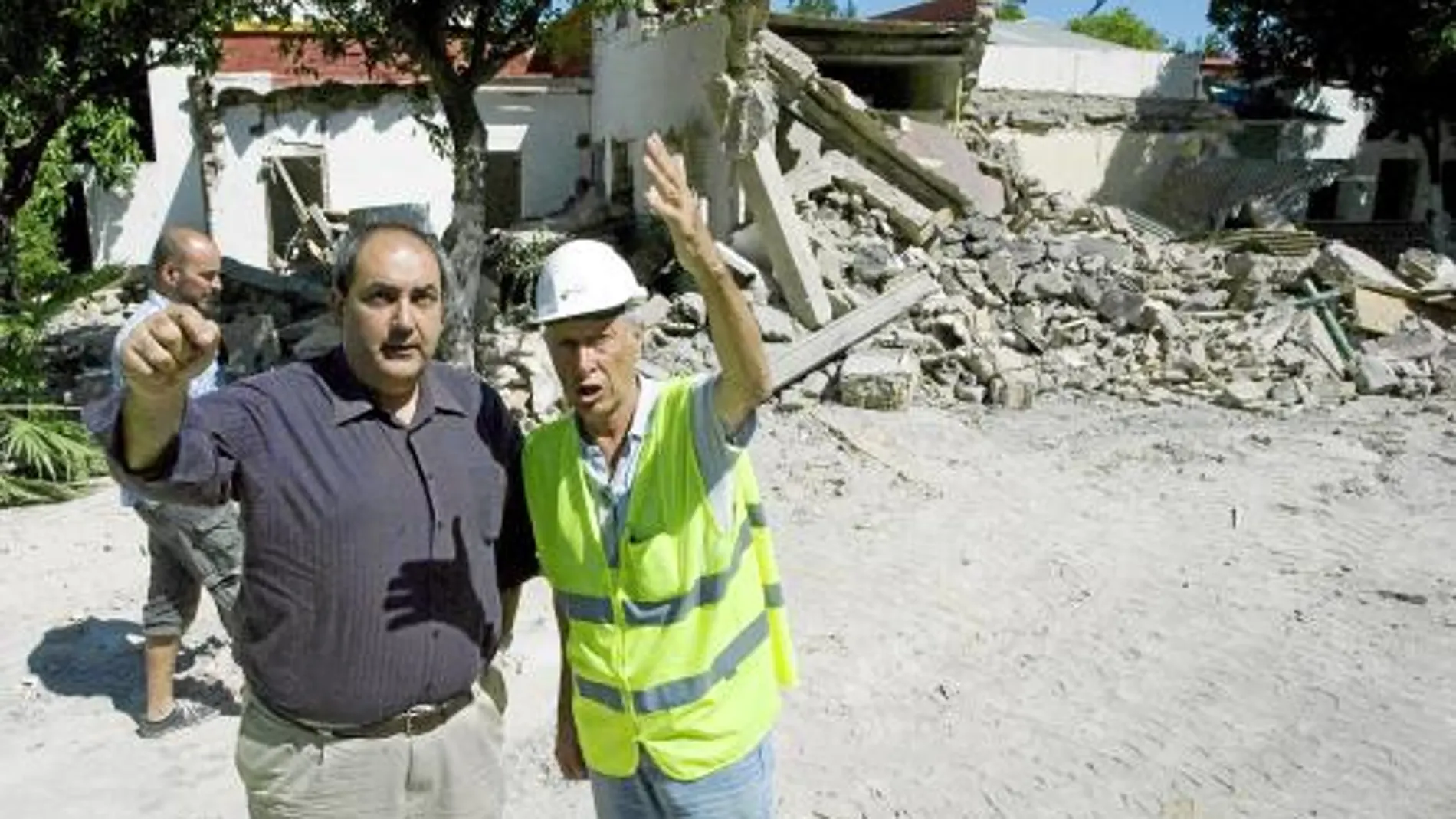 El delegado de Movilidad, durante su visita al edificio de la calle Porvenir que está siendo demolido