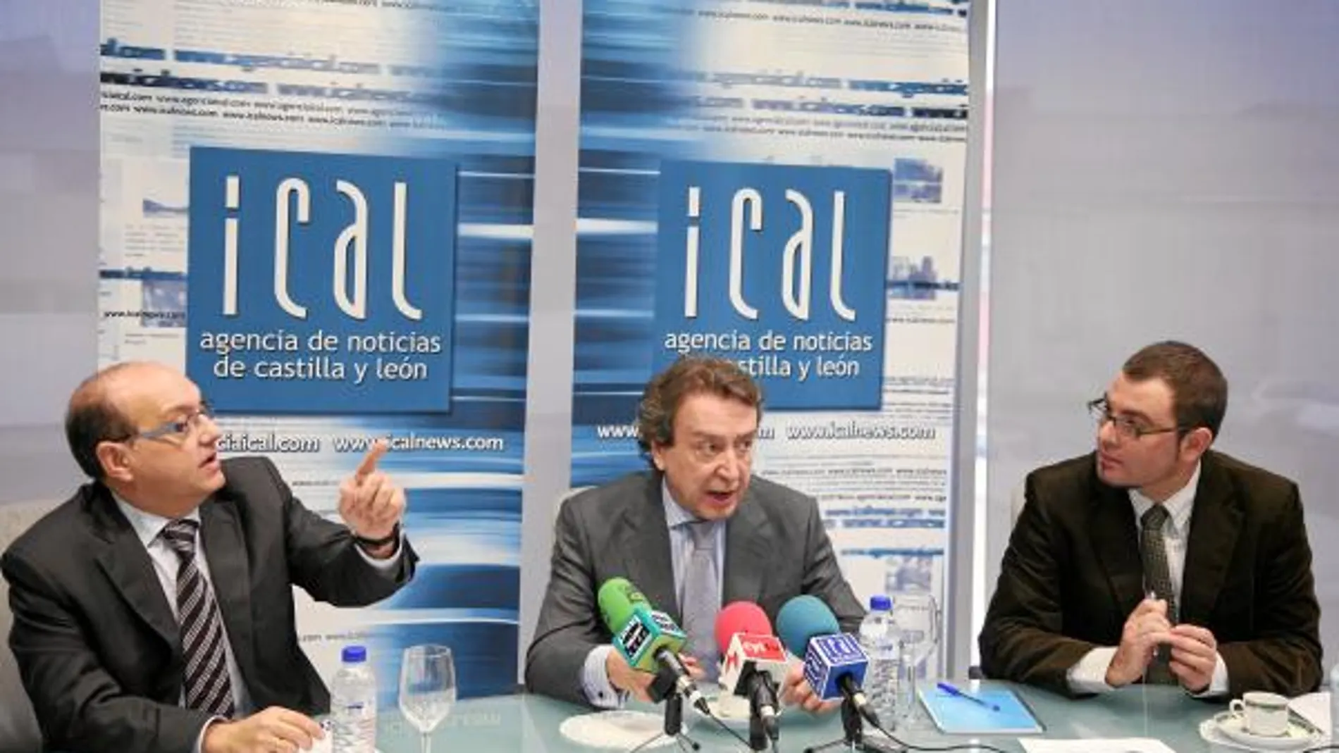 El consejero de Presidencia de la Junta, junto al director general de Contenidos de Pomecal, Rafael Monje, y el director de la Agencia Ical, Luis Miguel Torres