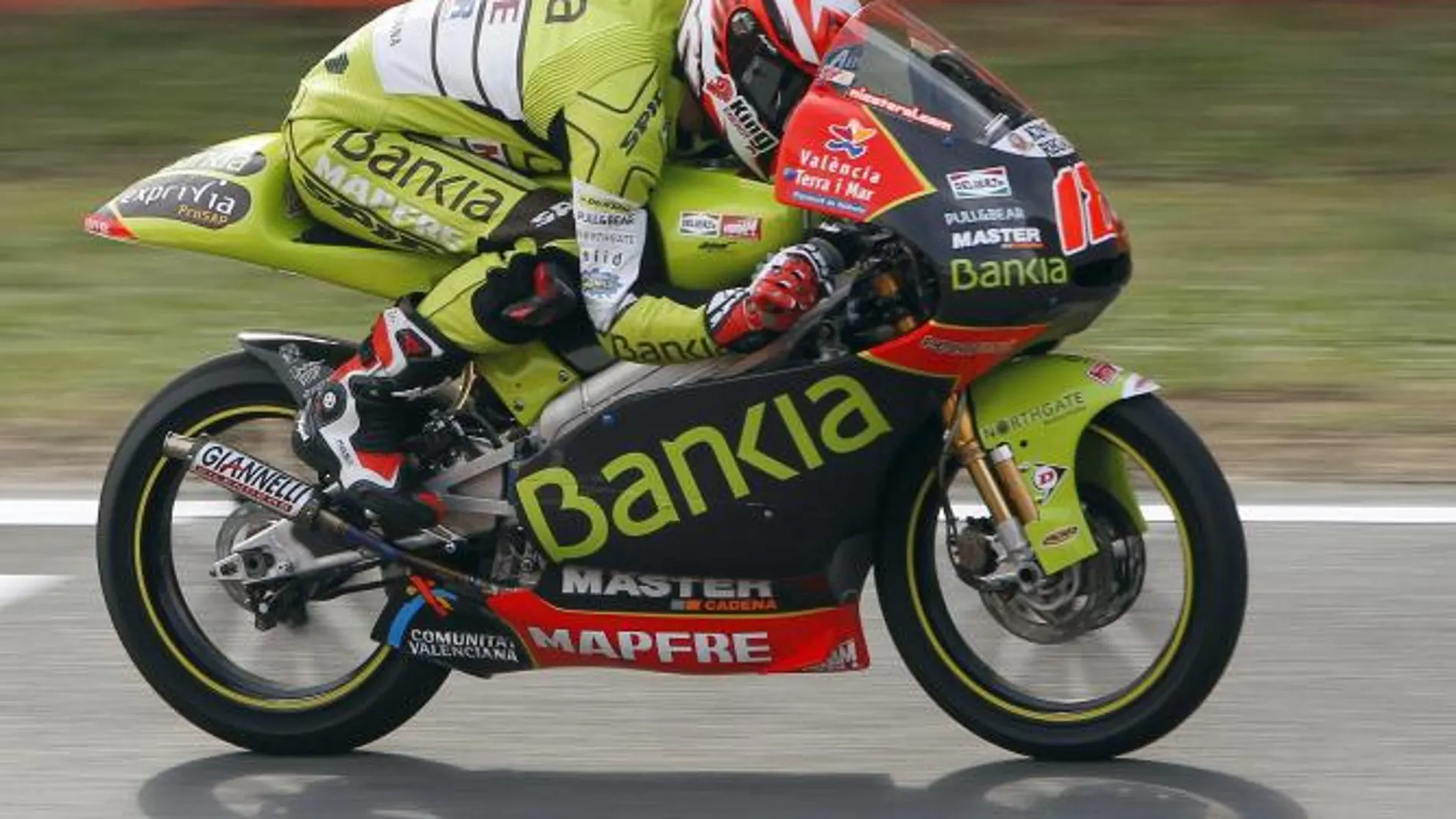 El piloto español de 125 cc Nico Terol (Aprilia) rueda durante la primera sesión de entrenamientos libres del Gran Premio de Cataluña