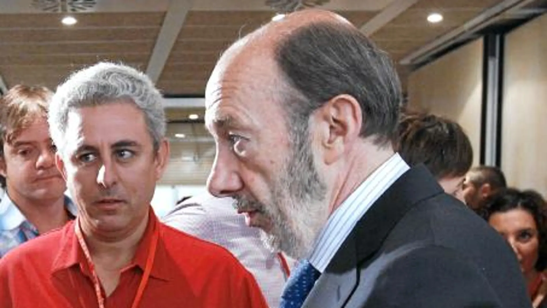 Rubalcaba, que al principio se mofaba de la medida, dice ahora haber sido convencido por Zapatero